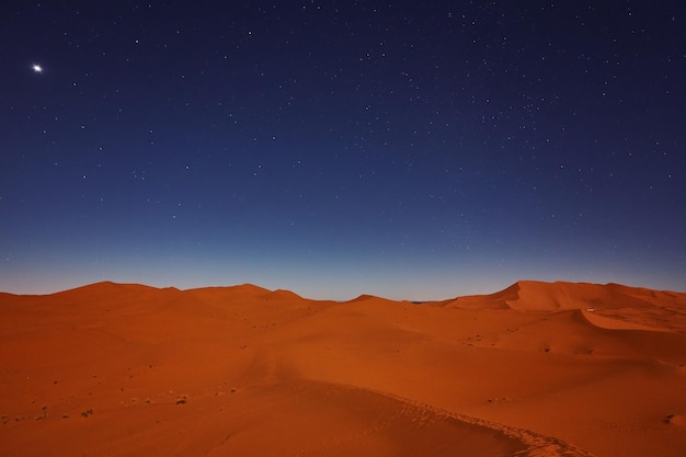 Estrellas en la noche sobre las dunas del desierto del Sáhara Marruecos