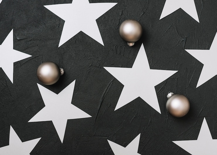 Foto gratuito estrellas de papel con adornos brillantes en mesa