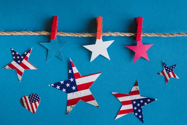 Estrellas patrióticas estadounidenses sobre fondo azul