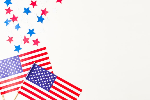 Estrellas rojas y azules con la bandera de Estados Unidos sobre fondo blanco