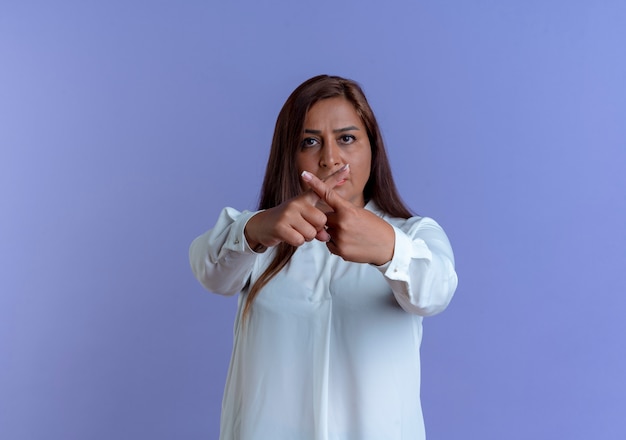 Estricta mujer de mediana edad caucásica casual mostrando gesto de no aislado en la pared azul