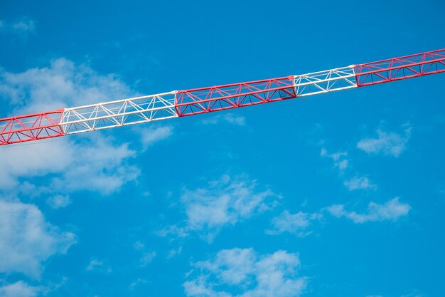 Estructura de metal blanco y rojo durante el día