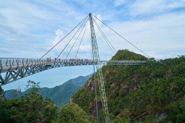 Estructura metálica entre montañas