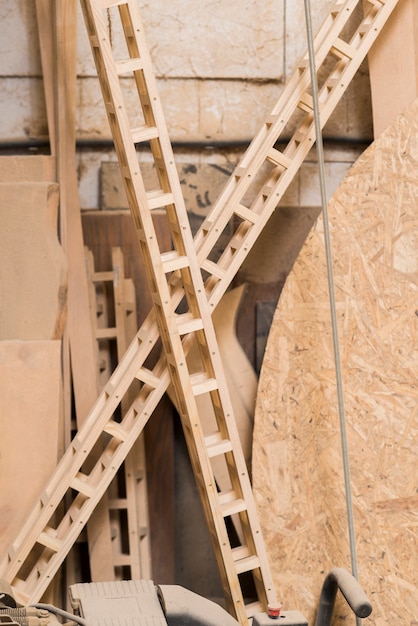 Estructuras de madera cruzadas en el taller.