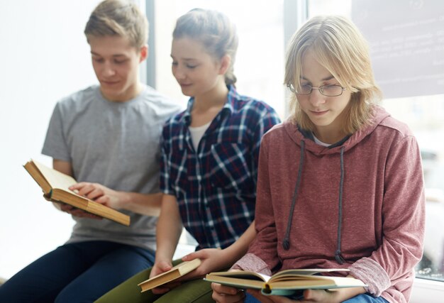 Estudiando en la biblioteca