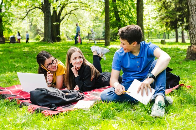 Estudiando y divirtiéndose en el parque