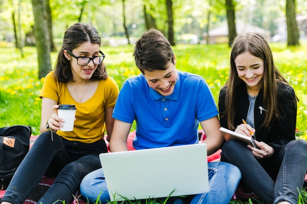 Foto gratuita estudiando y divirtiéndose