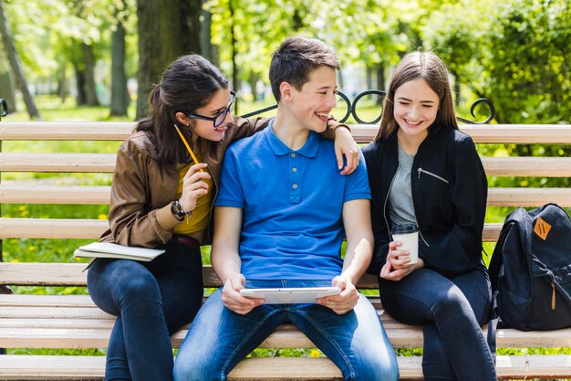 Estudiando juntos en el parque