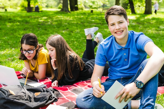 Foto gratuita estudiando y posando en el parque