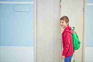 Foto gratuita estudiante abriendo una puerta