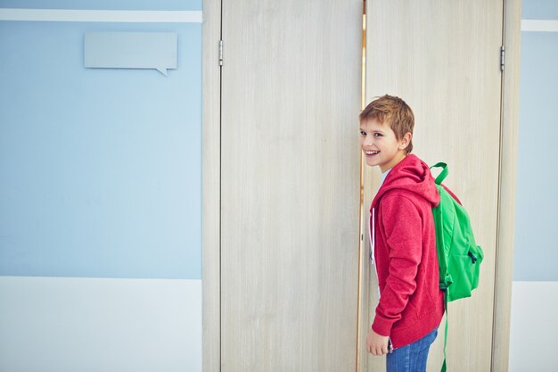 Estudiante abriendo una puerta