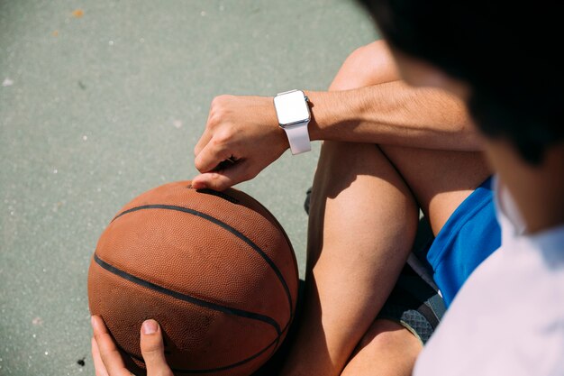 Estudiante adolescente deportista revisando el tiempo