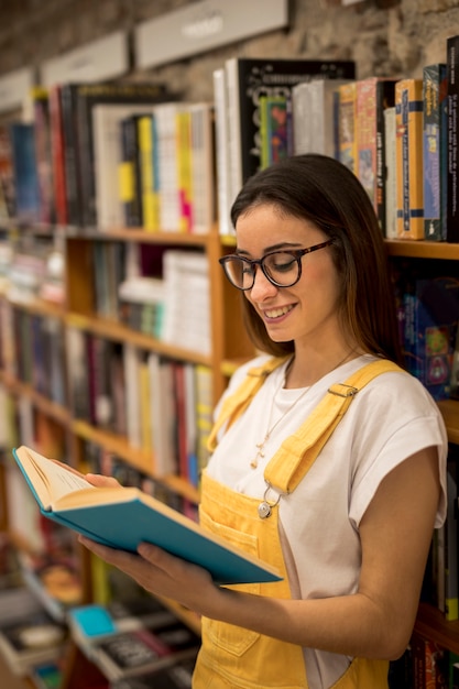 Estudiante adolescente leyendo libro