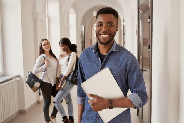 Estudiante africano de positividad con camisa sosteniendo notas