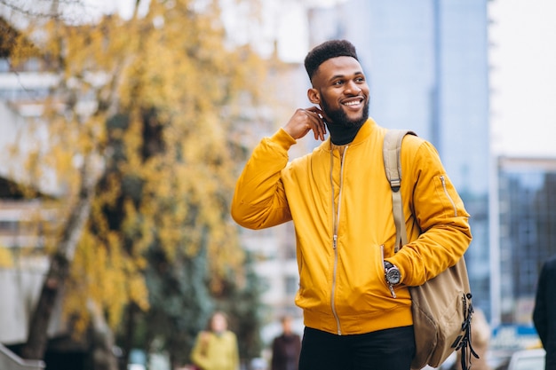 Estudiante afroamericano caminando en la calle