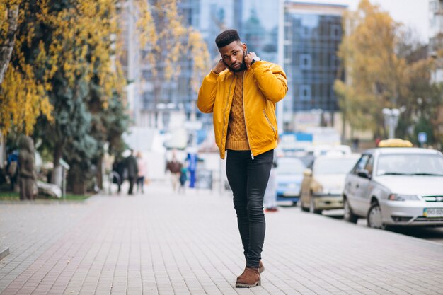 Estudiante afroamericano caminando en la calle