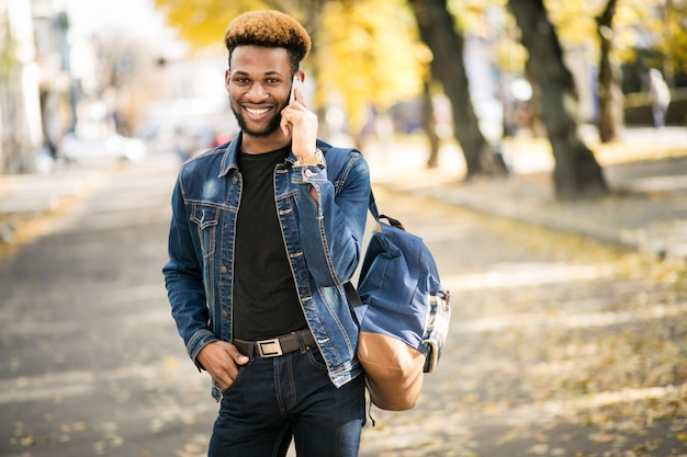 Estudiante afroamericano con teléfono