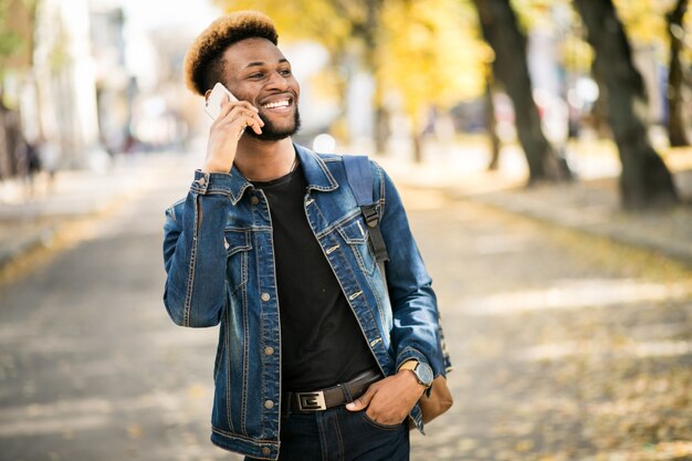 Estudiante afroamericano con teléfono