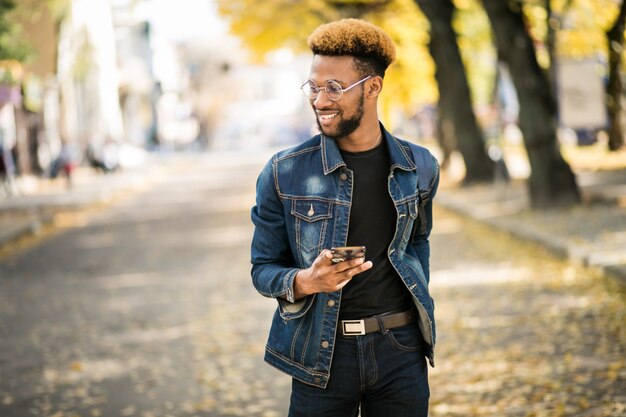 Estudiante afroamericano con teléfono