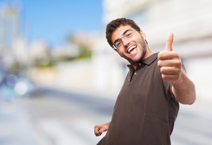 Foto gratuito estudiante alegre dando el pulgar para arriba