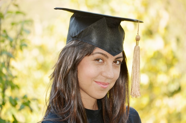 Estudiante alegre con gorro de graduación