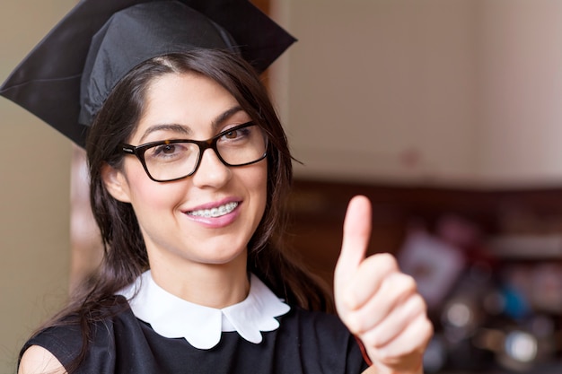 Estudiante alegre mostrando el pulgar hacia arriba