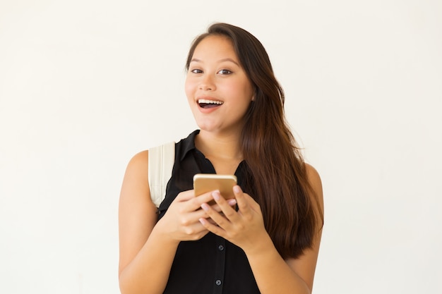 Estudiante alegre con smartphone