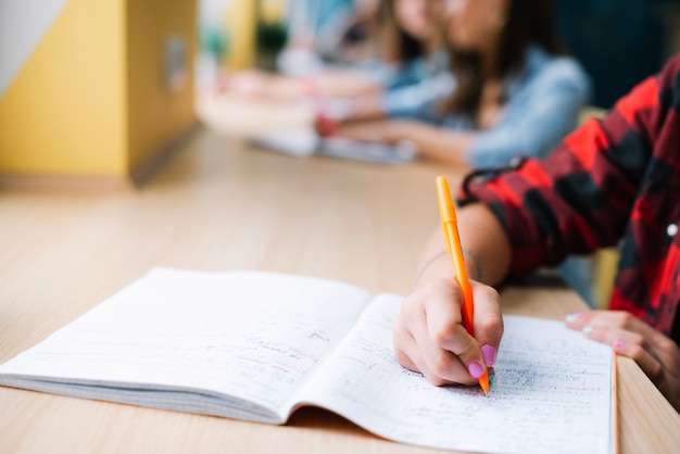 Estudiante anónimo tomando notas