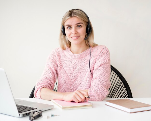 Estudiante con auriculares e-learning concepto