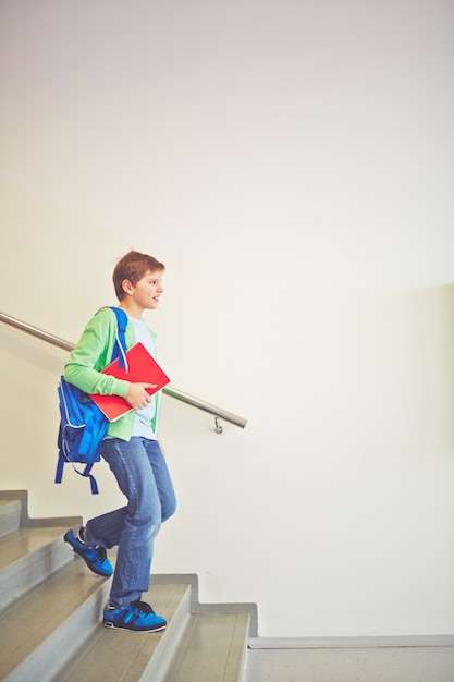 Estudiante bajando las escaleras