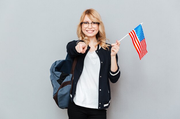 Estudiante con bandera