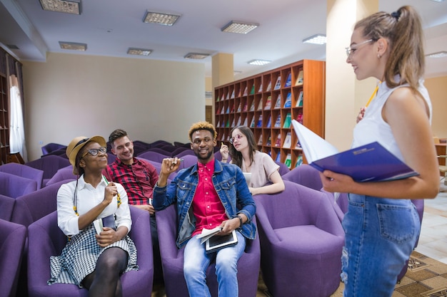 Foto gratuita estudiante sin biblioteca teniendo reunión