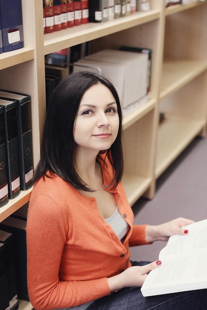 Foto gratuita estudiante en biblioteca