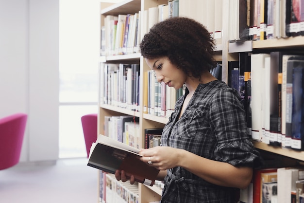 Foto gratuita estudiante en biblioteca