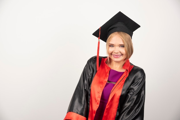 Estudiante bonita que presenta en blanco.