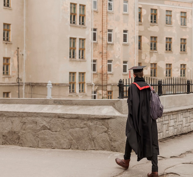 Estudiante caminando a la ceremonia de graduación