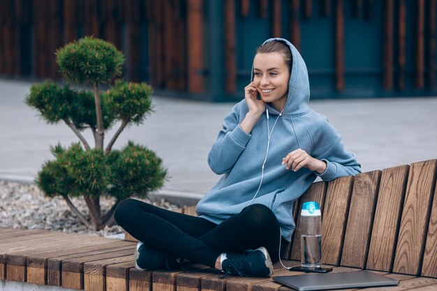 Estudiante en campana escuchando música en auriculares