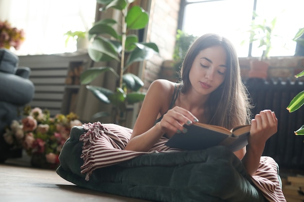 Foto gratuita estudiante en casa