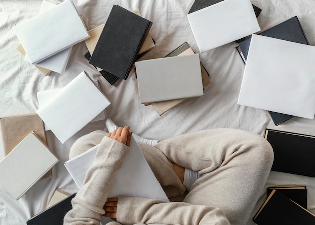 Foto gratuita estudiante de cerca en la cama con libros