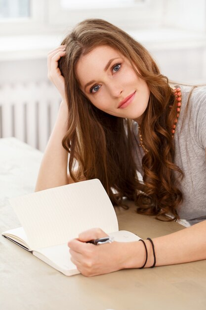 Estudiante. Chica atractiva junto a la mesa