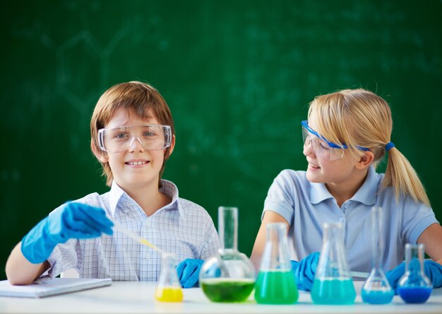 Estudiante cogiendo una muestra