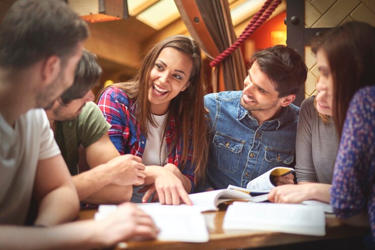 Foto gratuito estudiante compartiendo sus conocimientos con sus colegas