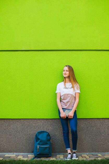 Estudiante contenido con libro de texto fuera