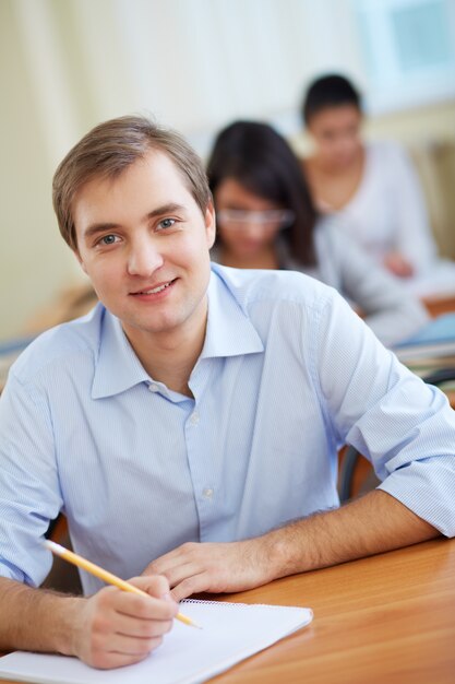 Estudiante contento haciendo su examen