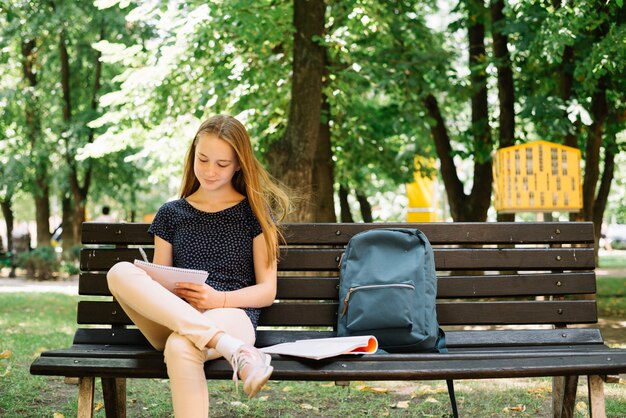 Estudiante con cuadernos de material de aprendizaje