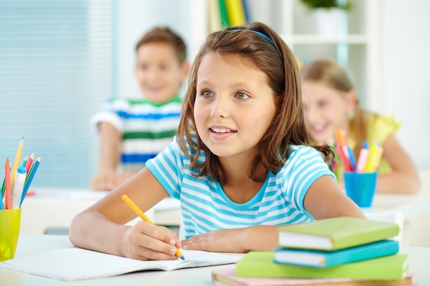 Estudiante curiosa en clase