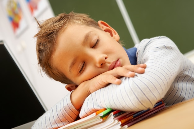 Foto gratuita estudiante descansando en el colegio