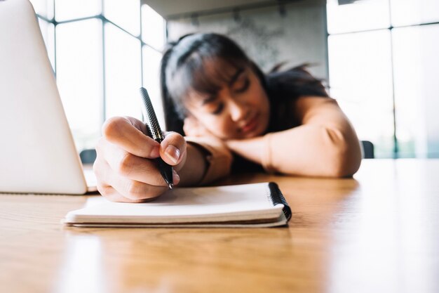 Estudiante durmiendo en la mesa