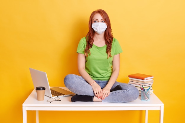 Estudiante en educación a distancia debido a una enfermedad trabajando en casa