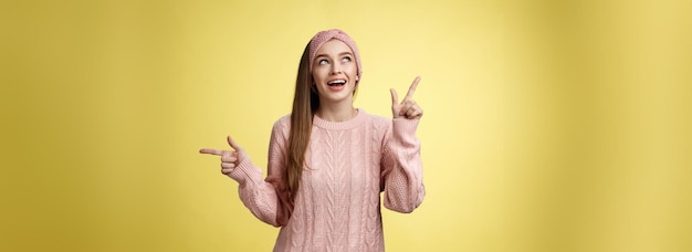 Foto gratuita estudiante eligiendo entre variantes opciones estudiar en el extranjero sintiéndose feliz soñando con nuevos horizontes sonriendo